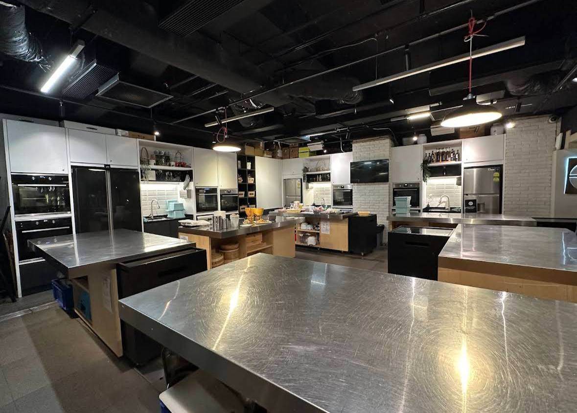 The D'Open Kitchen team building studio at Shenton Way, Singapore